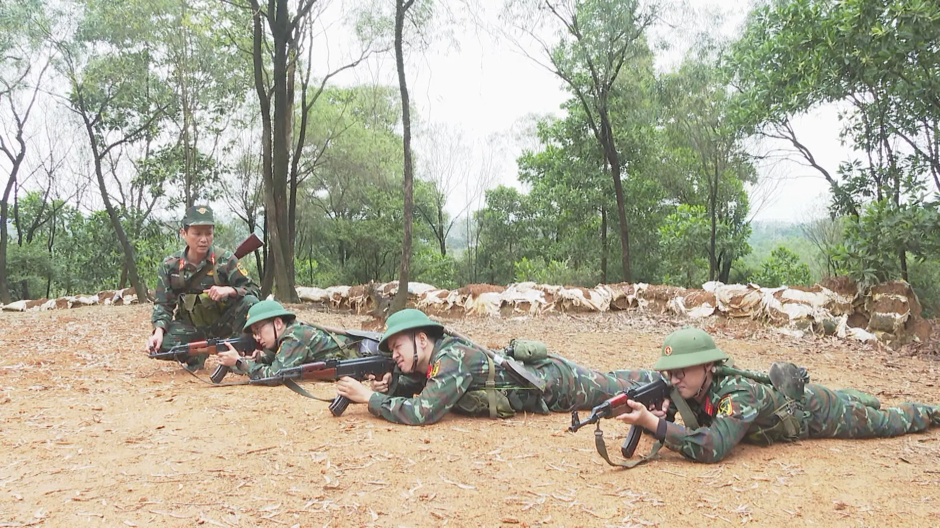 Những người thầy thắp lửa tri thức từ giảng đường đến thao trường